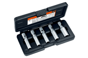 Juego profesional de 5 vasos articulados universales Bahco BE1GP5 para bujías de precalentamiento (calentadores) de motores diésel, con cuadradillo de 1/4 de pulgada, en tamaños de 8mm a 14mm, perfil bi-hexagonal y sistema de retención por muelle de bola, presentados en una robusta caja moldeada.