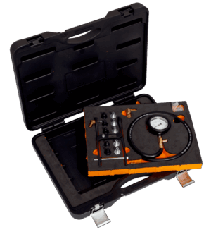 Juego profesional y universal Bahco BE5200 para la comprobación de la presión del aceite de motor y transmisión, con manómetro de precisión (0-10bar/0-150psi), manguera flexible de 1.8m, 8 adaptadores roscados (SAE y Métricos) y una pinza especial de conexión rápida al filtro de aceite, todo presentado en un robusto maletín.