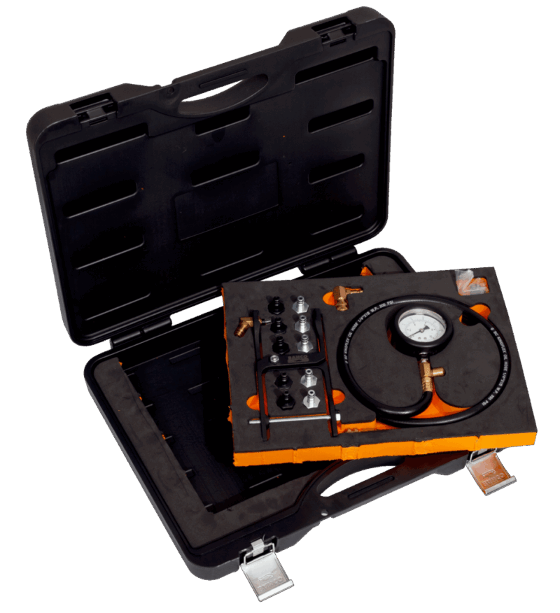 Juego profesional y universal Bahco BE5200 para la comprobación de la presión del aceite de motor y transmisión, con manómetro de precisión (0-10bar/0-150psi), manguera flexible de 1.8m, 8 adaptadores roscados (SAE y Métricos) y una pinza especial de conexión rápida al filtro de aceite, todo presentado en un robusto maletín.