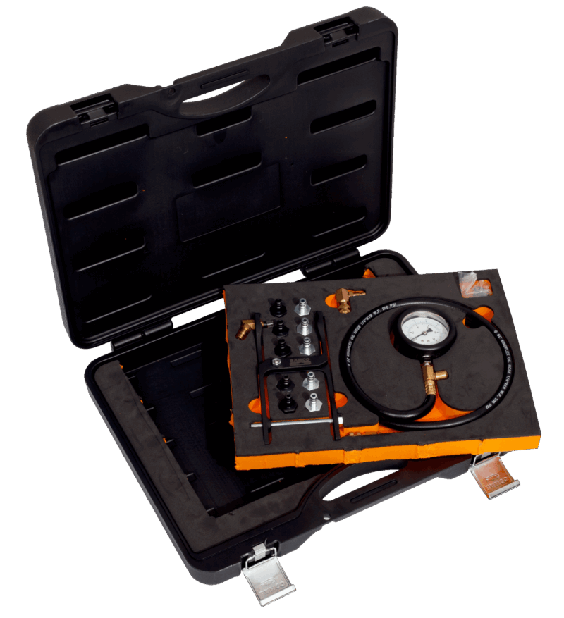 Juego profesional y universal Bahco BE5200 para la comprobación de la presión del aceite de motor y transmisión, con manómetro de precisión (0-10bar/0-150psi), manguera flexible de 1.8m, 8 adaptadores roscados (SAE y Métricos) y una pinza especial de conexión rápida al filtro de aceite, todo presentado en un robusto maletín.