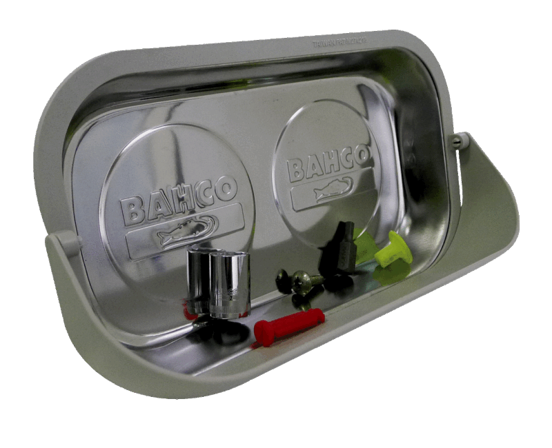 Bandeja magnética rectangular profesional Bahco BMR240, fabricada en acero inoxidable de alta calidad con una práctica extensión de plástico ABS, y equipada con una potente base imantada protegida con una cubierta de goma antirayaduras, ideal para organizar todo tipo de piezas y herramientas pequeñas en el taller