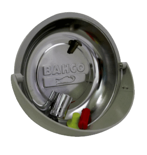 Plato magnético redondo profesional Bahco BMD150, con un diámetro nominal de 150mm, fabricado en acero inoxidable de alta calidad con una práctica extensión perimetral de plástico ABS, y equipado con una potente base imantada que está protegida con una cubierta de goma antirayaduras, ideal para organizar todo tipo de piezas y herramientas pequeñas en el taller o en trabajos de bricolaje