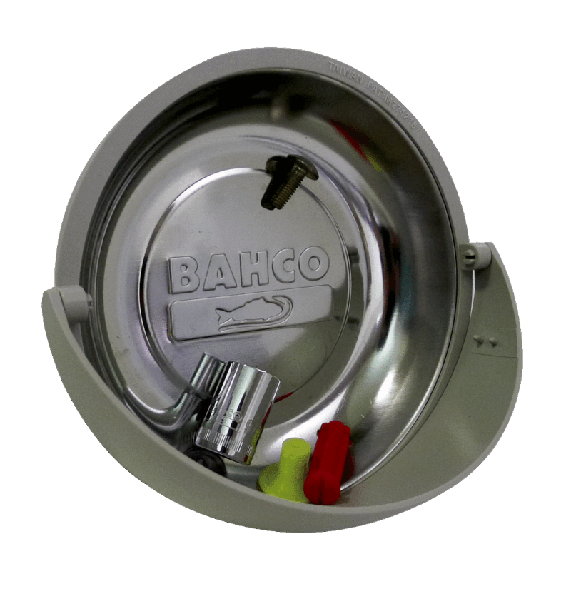 Plato magnético redondo profesional Bahco BMD150, con un diámetro nominal de 150mm, fabricado en acero inoxidable de alta calidad con una práctica extensión perimetral de plástico ABS, y equipado con una potente base imantada que está protegida con una cubierta de goma antirayaduras, ideal para organizar todo tipo de piezas y herramientas pequeñas en el taller o en trabajos de bricolaje