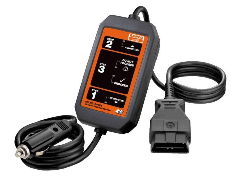 Protector de memoria OBDII profesional Bahco BELMS12OBDL para vehículos de 12V, con conector OBDII estándar, unidad de control con indicadores LED de estado (amarillos y verde/rojo), cable de 2 metros de longitud y enchufe tipo encendedor de cigarrillos para conexión a fuente de alimentación externa