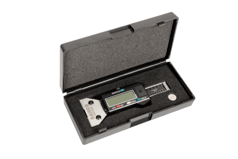 Medidor digital de profundidad de neumáticos profesional Bahco BWTDG1, con un rango de medición de 0-25mm (0-1 pulgada), fabricado en acero inoxidable templado para máxima durabilidad, equipado con una pantalla LCD retroiluminada de alta resolución, y suministrado en un práctico estuche protector