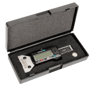 Medidor digital de profundidad de neumáticos profesional Bahco BWTDG1, con un rango de medición de 0-25mm (0-1 pulgada), fabricado en acero inoxidable templado para máxima durabilidad, equipado con una pantalla LCD retroiluminada de alta resolución, y suministrado en un práctico estuche protector