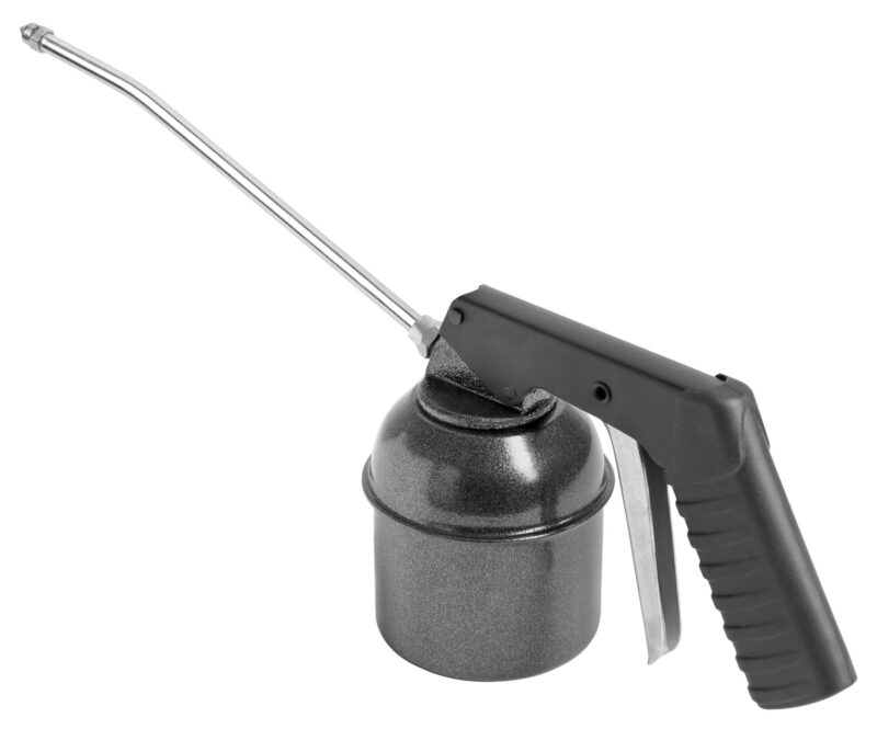 Aceitera industrial de alta presión Samoa de 300 g construida en metal con gatillo ergonómico y salida rígida acodada.