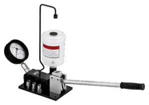 Comprobador de inyectores diésel profesional Bahco BE13ZL11, con bomba de palanca manual, manómetro de precisión de 0-600 Bar / 0-8700 PSI, depósito de fluido de 0.8L con filtro incorporado y tubos de conexión M12 y M14.