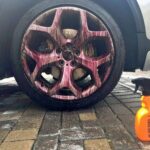 limpiador ferrico de llantas mclaren en uso