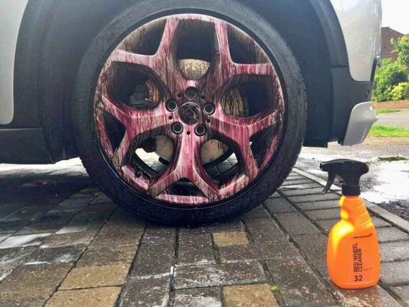 limpiador ferrico de llantas mclaren en uso