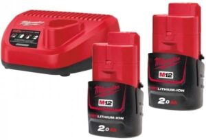 Pack de dos baterías de 12V y cargador rápido compacto para herramientas sin cable.