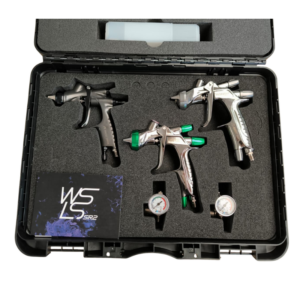 Maletín profesional de 3 pistolas de pintar Iwata Exclusive Finishing Set con pistolas de aparejo, base y barniz, y accesorios.