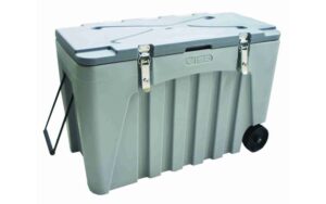 Caja de almacenamiento negra con ruedas y asa MetalWorks KOFPRO 841 de 104 litros.