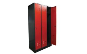 Taquilla Modular DEKLK2-3 de Metal Works, vista frontal con 3 puertas cerradas.