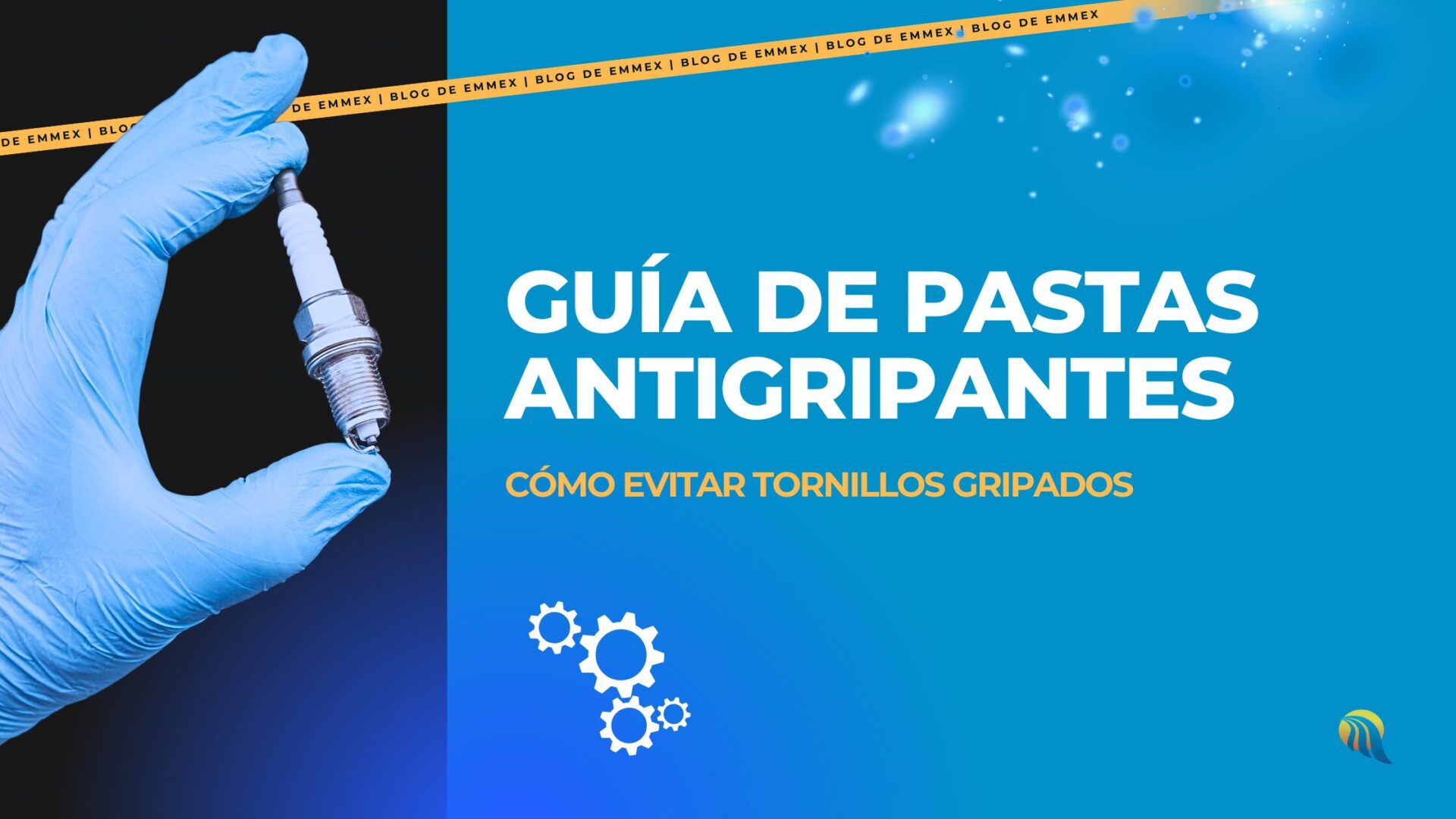 Mano de mecánico con guantes de nitrilo sujetando una bujía limpia, preparada para su instalación con pasta antigripante.