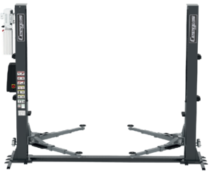 Elevador electrohidráulico de dos columnas con base y capacidad de 4 toneladas para taller mecánico.