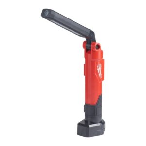 Linterna stick REDLITHIUM™ USB TRUEVIEW™ de Milwaukee (L4 SL550-301) con cabezal giratorio y base magnética.