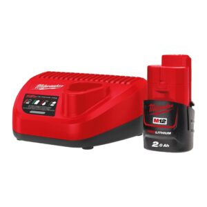 Pack NRG M12™ 2.0Ah de Milwaukee (M12 NRG-201) mostrando la batería M12 B2 y el cargador C12 C