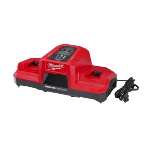 Super cargador rápido doble puerto M18™ de Milwaukee (M18 DBSC) con capacidad de carga simultánea ultra rápida.