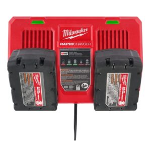 Cargador rápido doble simultáneo M18™ de Milwaukee (M18 DFC) cargando dos baterías M18.