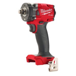 Llave de impacto ultra compacta M18 FUEL™ Milwaukee M18 FIW2F12-0X, recepción ½″ con anillo, 124mm.