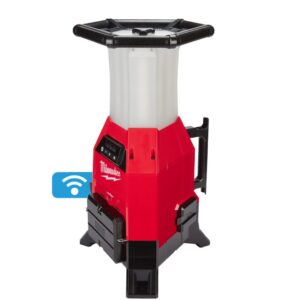 Luz LED M18™ de área compacta híbrida ONE-KEY™ Milwaukee M18 ONESLDP-0, 9000 lúmenes, con cargador M18 integrado.