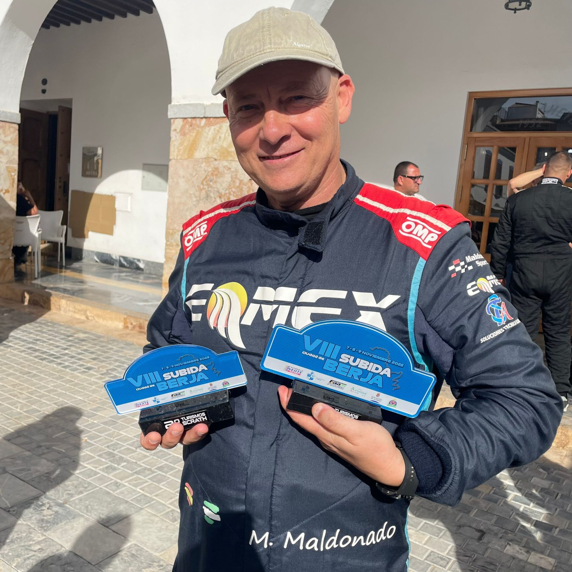 Manuel Maldonado con los trofeos de la VIII Subida Ciudad de Berja