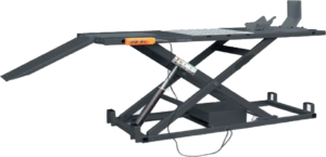 Mesa elevadora electrohidráulica profesional para motocicletas con capacidad de 1.000 kg y placas abatibles.