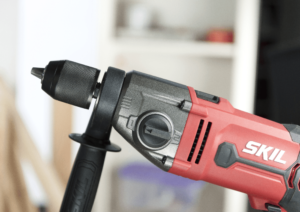 Taladro percutor SKIL 6745GA con empuñadura adicional y accesorios