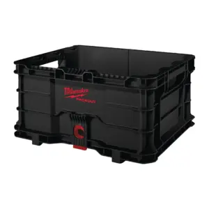 Caja multiusos abierta tipo cesta Milwaukee PACKOUT Crate de color rojo corporativo con estructura de rejilla y base modular.