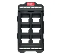 Base de montaje compacta Milwaukee PACKOUT Compact Mounting Plate de color negro con guías plásticas de clic y barras de refuerzo metálicas laterales.