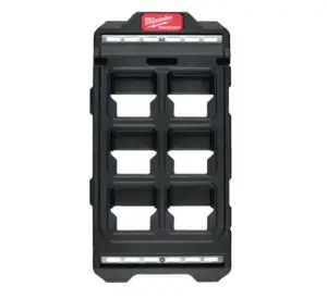 Base de montaje compacta Milwaukee PACKOUT Compact Mounting Plate de color negro con guías plásticas de clic y barras de refuerzo metálicas laterales.