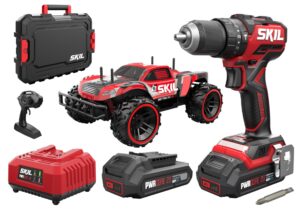 Kit de taladro percutor SKIL 3075 y coche teledirigido que comparten la misma batería de 20V.