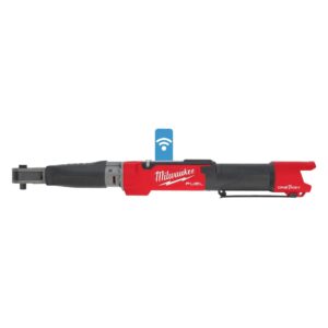 Llave de carraca dinamométrica digital Milwaukee M12 FUEL ONE-KEY 3/8 siendo usada en un motor.