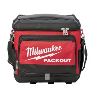 Nevera portátil para obra Milwaukee PACKOUT Jobsite Cooler con base rígida de polímero negro y chasis textil rojo corporativo.
