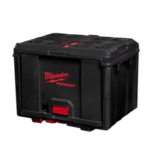 Armario para herramientas Milwaukee PACKOUT Cabinet de color rojo corporativo con puerta frontal corredera y chasis resistente a impactos.
