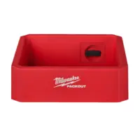 Estante de pared compacto Milwaukee PACKOUT Small Shelf de color negro con reborde de seguridad y guías de montaje traseras.
