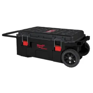 Baúl de herramientas XL rojo Milwaukee PACKOUT con ruedas todoterreno y asa reforzada.