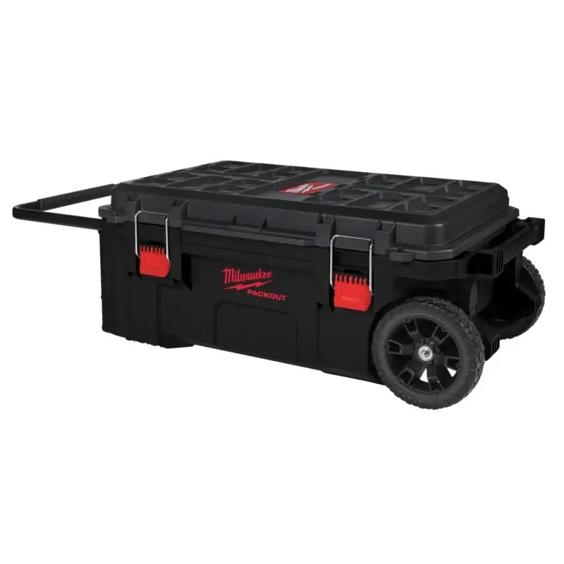 Baúl de herramientas XL rojo Milwaukee PACKOUT con ruedas todoterreno y asa reforzada.