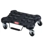 Plataforma negra Milwaukee PACKOUT con ruedas de alta resistencia y frenos.