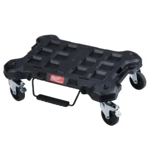 Plataforma negra Milwaukee PACKOUT con ruedas de alta resistencia y frenos.