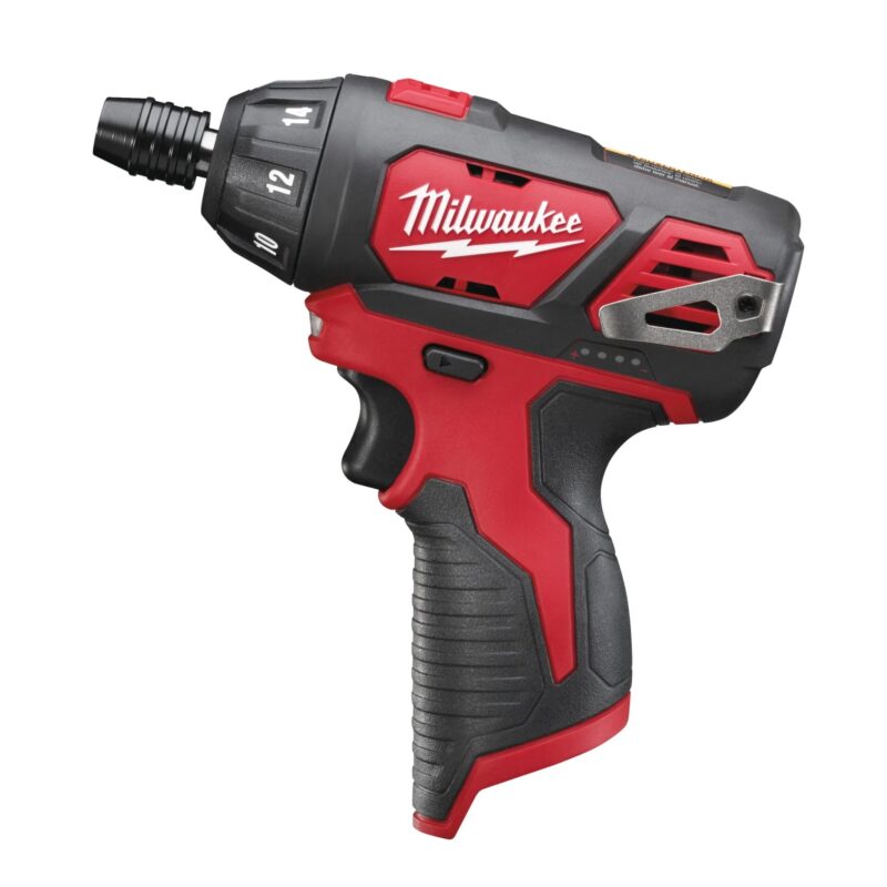 atornillador-compacto-milwaukee-m12-bsd-0-espacios-reducidos Atornillador subcompacto a batería Milwaukee M12 BSD-0 siendo utilizado en un espacio reducido.