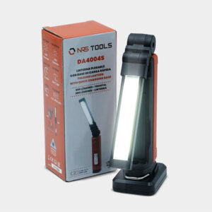 Lámpara de taller LED recargable y plegable, modelo DA4004S, junto a su base de carga rápida.